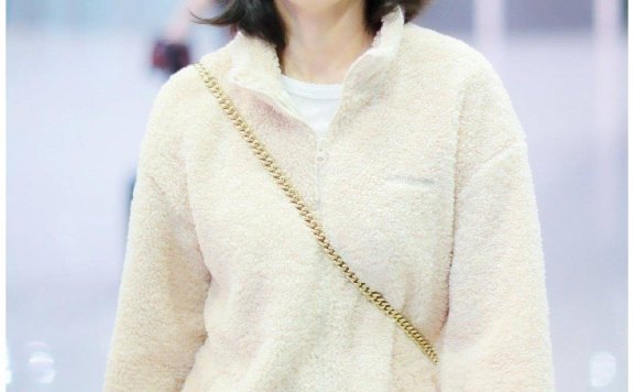 宋祖儿机场街拍:可爱绒面外套“慵懒”出街,素颜超能打