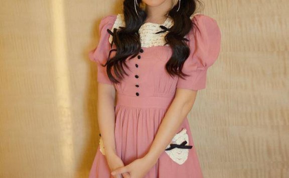 张嘉倪双马尾造型更有青春感,感觉真美~