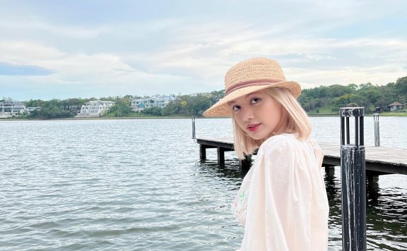 What She Wears:又到了裙摆飘曳的季节,孙艺珍和Lisa的度假装来自这些品牌