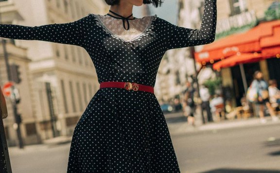 巴黎女子私服日记:这两位穿搭博主,她们的时髦都在日常影片里