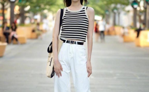 杭州街拍:小姐姐穿衣“短一截”时髦又有女人味,真高级