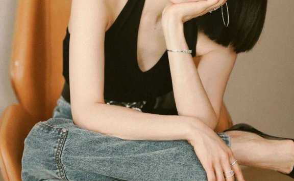 宋茜穿黑色背心搭牛仔裤甜飒时髦！冰肌玉骨性感撩人