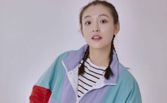 “棠主”吴倩少女感爆棚,穿彩色校服外套扎小辫像未成年少女