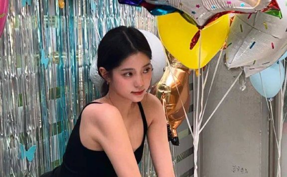 21岁少女欧阳娜娜身材曼妙！大秀白皙香肩太甜美