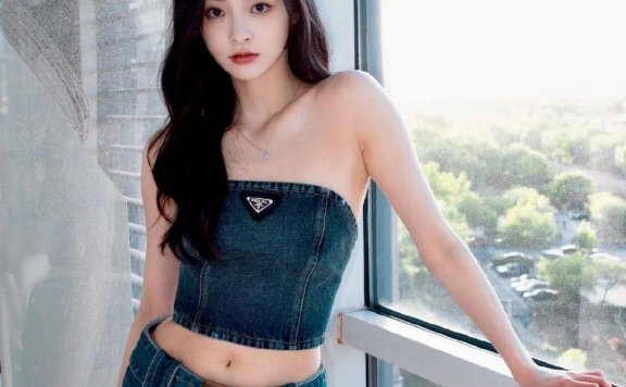 周洁琼牛仔抹胸套裙大秀小蛮腰！扶着窗户魅力十足