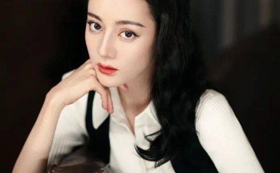 迪丽热巴穿黑白套装美若天仙!雪肤玉貌魅力不可小觑