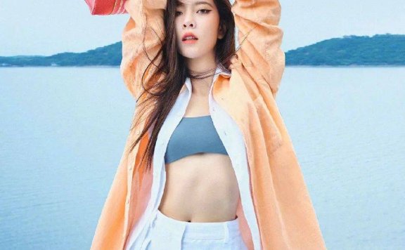 宋妍霏穿深V内搭大秀美腿!肤白貌美性感撩人