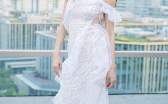 周韦彤穿白色的裙子看着好特别，既清纯又妩媚