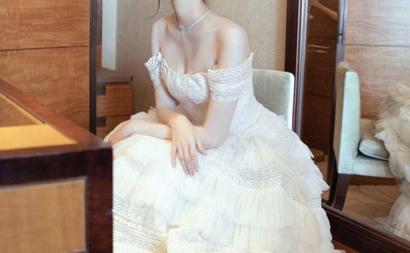 江疏影婚纱大裙摆长裙,低扎丸子头像待嫁新娘