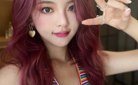 杨超越晒浓妆艳抹的红发自拍照！肤白貌美明艳动人