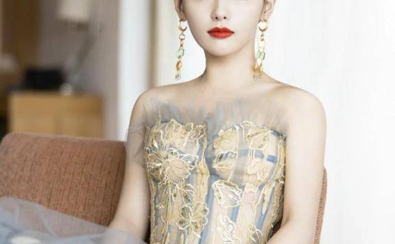 张嘉倪的美貌用饰品演绎,时尚太撩人