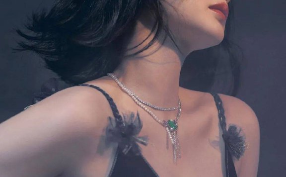 柳岩珠宝代言写真美呆了!魔鬼身材性感火辣