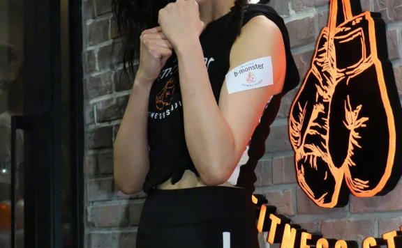 张钧甯穿露脐T恤秀纤细美腿！身材太好性感撩人