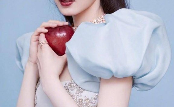 当东方气质美女宋轶遇上西方公主裙，甜美中更带一些优雅