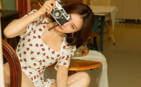 秦岚穿碎花裙甜美似邻家女，六位数时尚费没白花