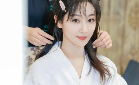 杨紫穿白色浴袍美若天仙！雪肤玉貌靓丽多姿