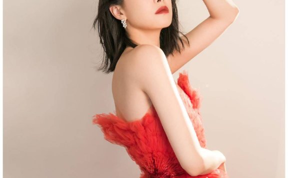 宋茜蝴蝶抹胸红丝绒长裙出席活动，美艳动人