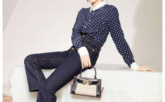 秦岚波点上衣搭配牛仔裤，单靠气质就穿出了女王气场