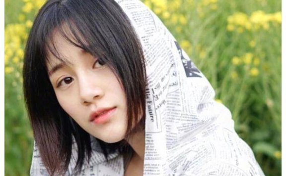 安悦溪把“报纸”当成卫衣穿,这画面你能想象吗?