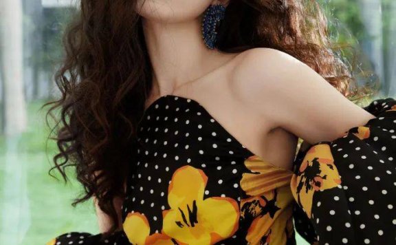 文咏珊最新杂志写真大秀美腿！雪肤玉貌太性感撩人