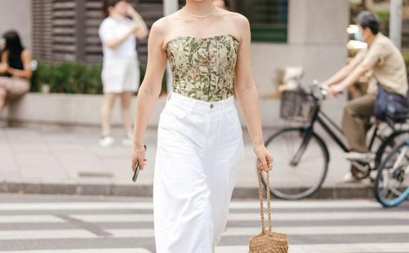 裤子究竟穿紧还是宽？上海街拍告诉你，腿型才是关键！