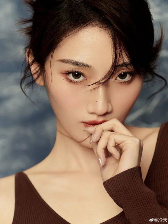 体育主播冷天爱写真超靓!单手撩嘴唇的样子太性感