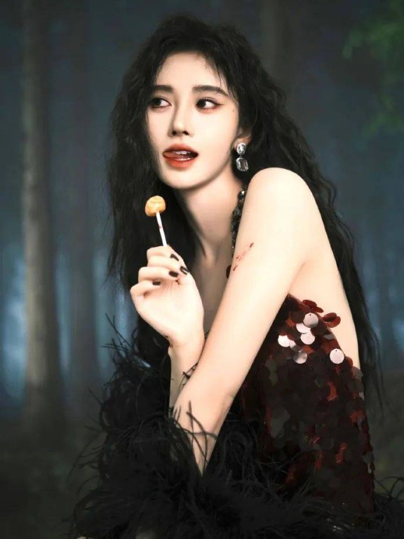 鞠婧祎亮片露背裙写真大秀香肩!肤白貌美性感撩人