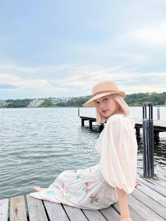 What She Wears:又到了裙摆飘曳的季节,孙艺珍和Lisa的度假装来自这些品牌