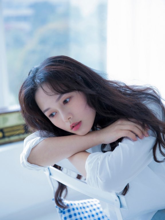 邻家女孩长发披肩温柔动人室内个人写真