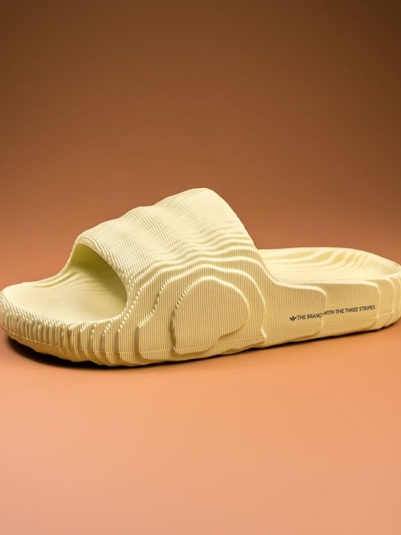 今夏最潮拖鞋就是它!adidas Originals带来犹如地质图的Adilette 22