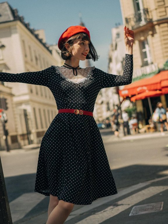 巴黎女子私服日记：这两位穿搭博主，她们的时髦都在日常影片里