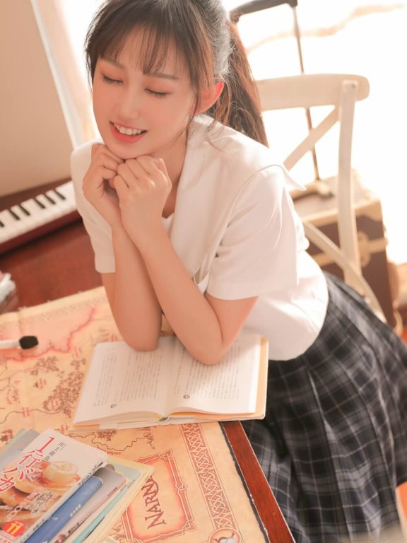 高马尾美少女学生制服甜美迷人居家写真
