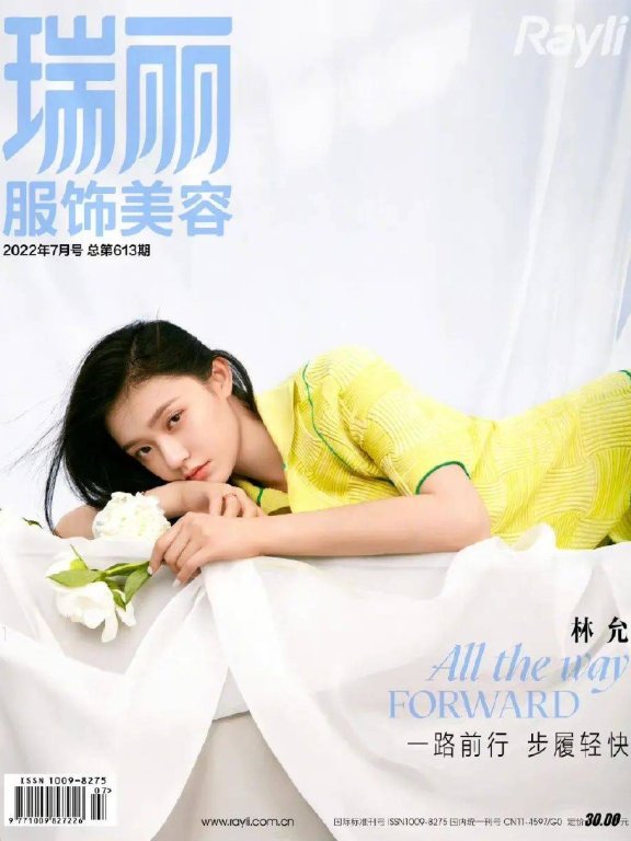 林允最新写真大秀白皙美腿!清丽脱俗身材曼妙太美了