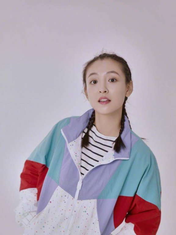 “棠主”吴倩少女感爆棚,穿彩色校服外套扎小辫像未成年少女