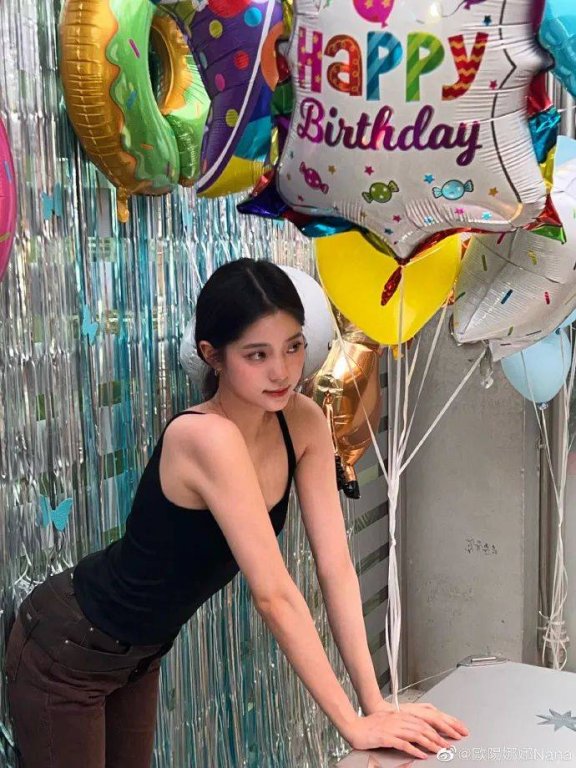 21岁少女欧阳娜娜身材曼妙!大秀白皙香肩太甜美
