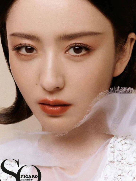 佟丽娅短发写真大秀白皙香肩!曼妙身材性感撩人