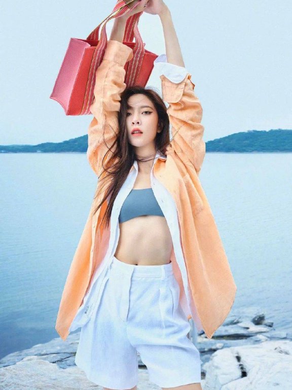 宋妍霏穿深V内搭大秀美腿!肤白貌美性感撩人