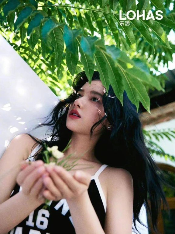 张婧仪明媚感写真大秀香肩长腿!雪肤娇嫩美得让人窒息