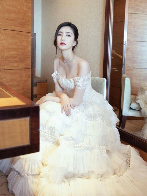 江疏影婚纱大裙摆长裙,低扎丸子头像待嫁新娘