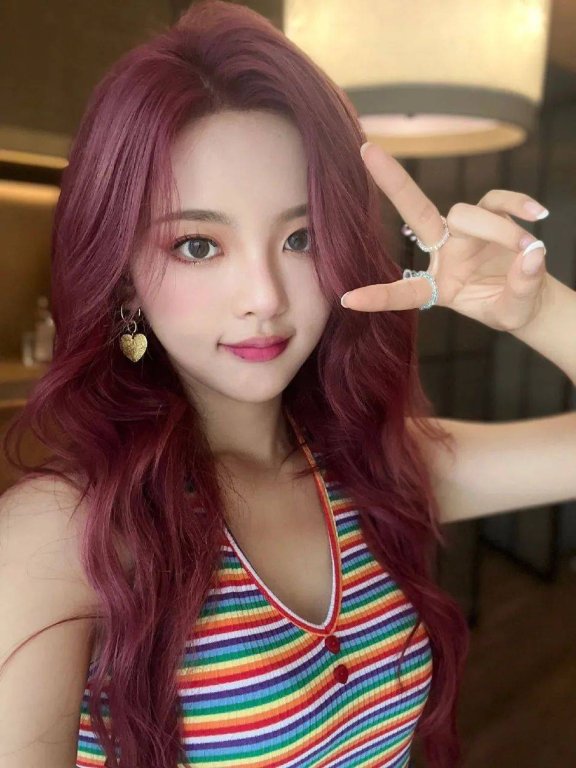杨超越晒浓妆艳抹的红发自拍照!肤白貌美明艳动人