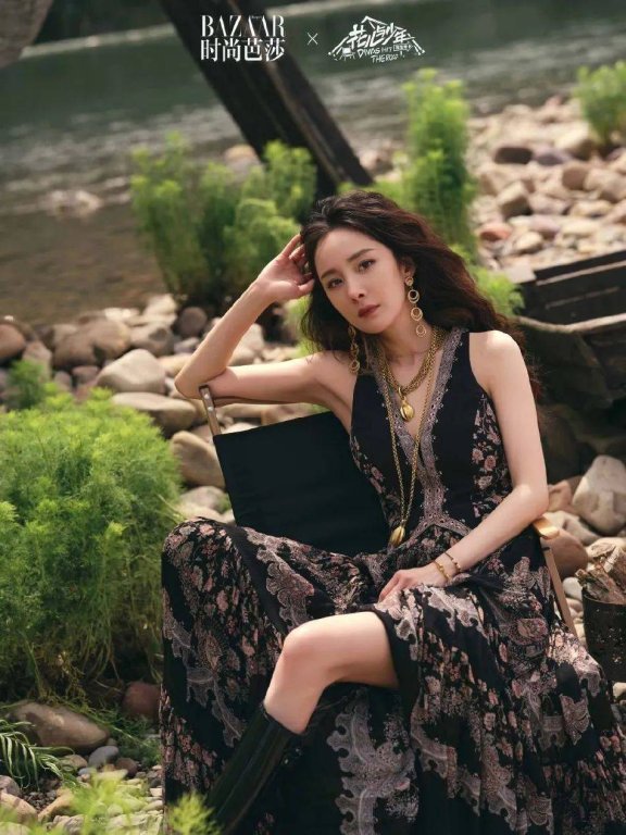 杨幂身穿民族风长裙大秀美腿!冰肌玉骨太迷人
