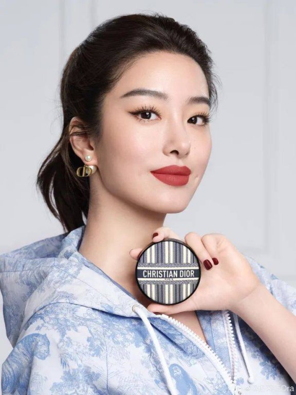 女星杨采钰写真大秀白皙美腿,美得让人心动!