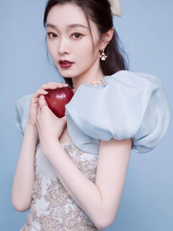 当东方气质美女宋轶遇上西方公主裙,甜美中更带一些优雅