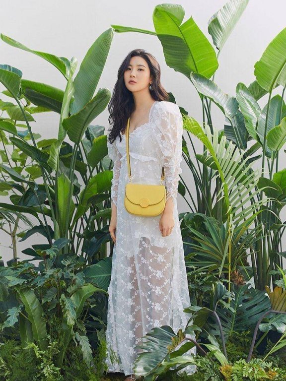 李宣美早春大片曝光,“南韩腿精”走甜美风仍然美!
