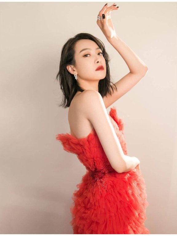 宋茜蝴蝶抹胸红丝绒长裙出席活动,美艳动人