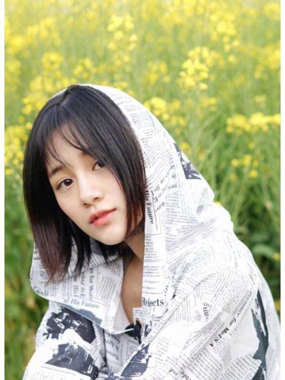 安悦溪把“报纸”当成卫衣穿,这画面你能想象吗?