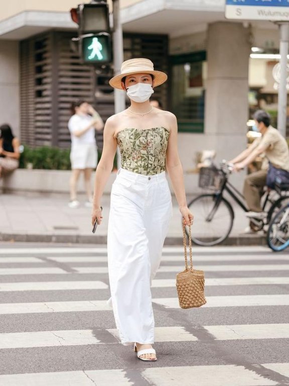 裤子究竟穿紧还是宽?上海街拍告诉你,腿型才是关键!