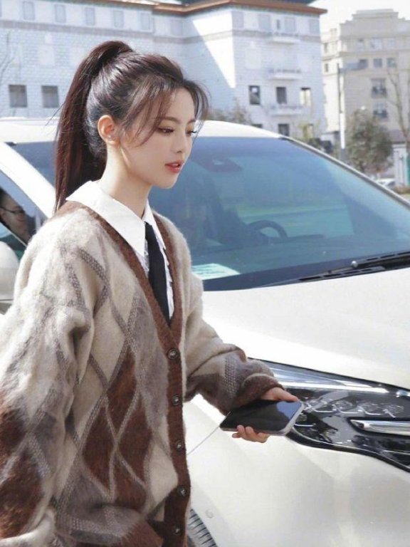 今年流行这3种“发型”:马尾辫、丸子头和油画卷,时髦又俏皮