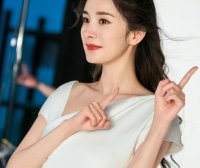 杨幂穿V领白裙优雅靓丽!微卷长发温柔优雅