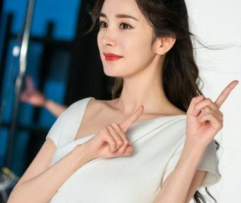 杨幂穿V领白裙优雅靓丽!微卷长发温柔优雅